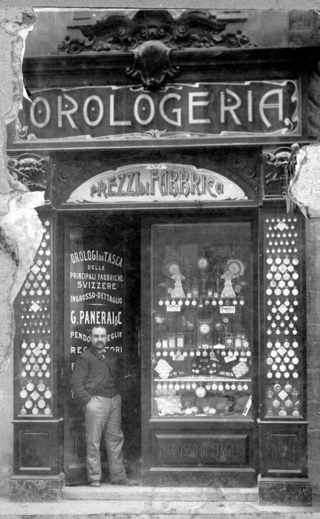 STOLT ÄGARE,
Giovanni Panerai, står framför sin första butik på Ponte allé Grazie i Florens som öppnades 1860