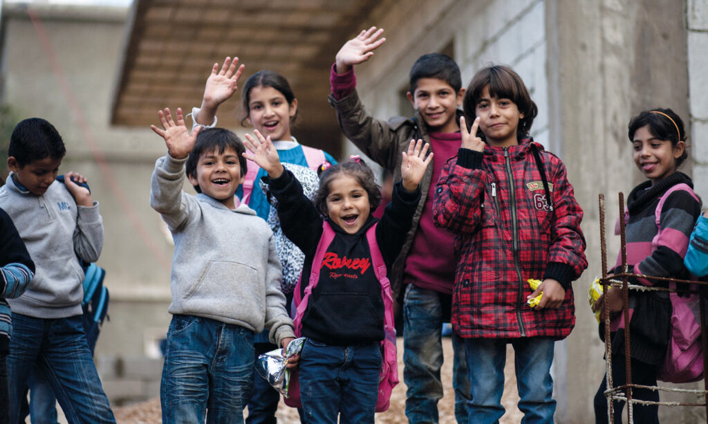 SYRIANSKA FLYKTINGAR på väg till skolan i Monte Líbano. © 2015 Bassam Khawaja for Human Rights Watch.