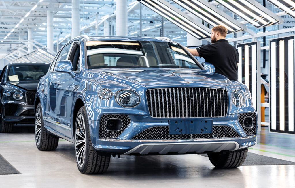 Bentley genomgår checklista i produktion.