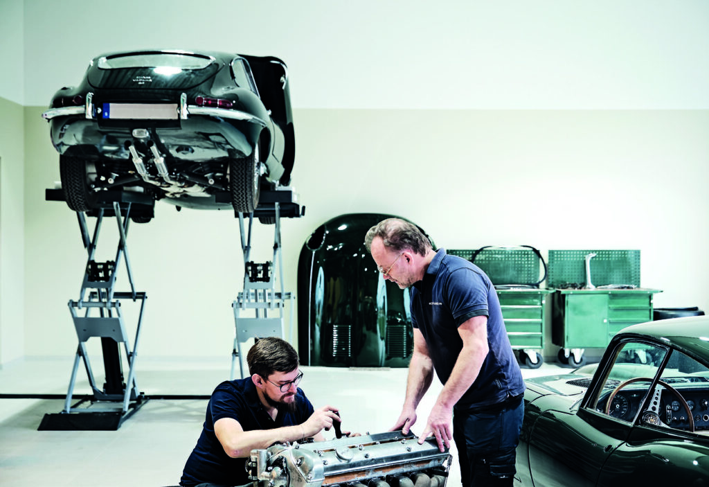 WORKSHOP
Löddeköpinge, Skåne, på lyften ser vi en Jaguar E-Type. Foto: Peter Brinch