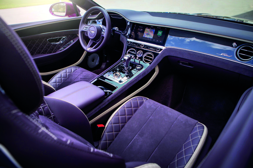 VACKER HANDGJORD interiör i lila ton, en Continental GT-inredning sys med 310 675 stygn med 2,8 km tråd.