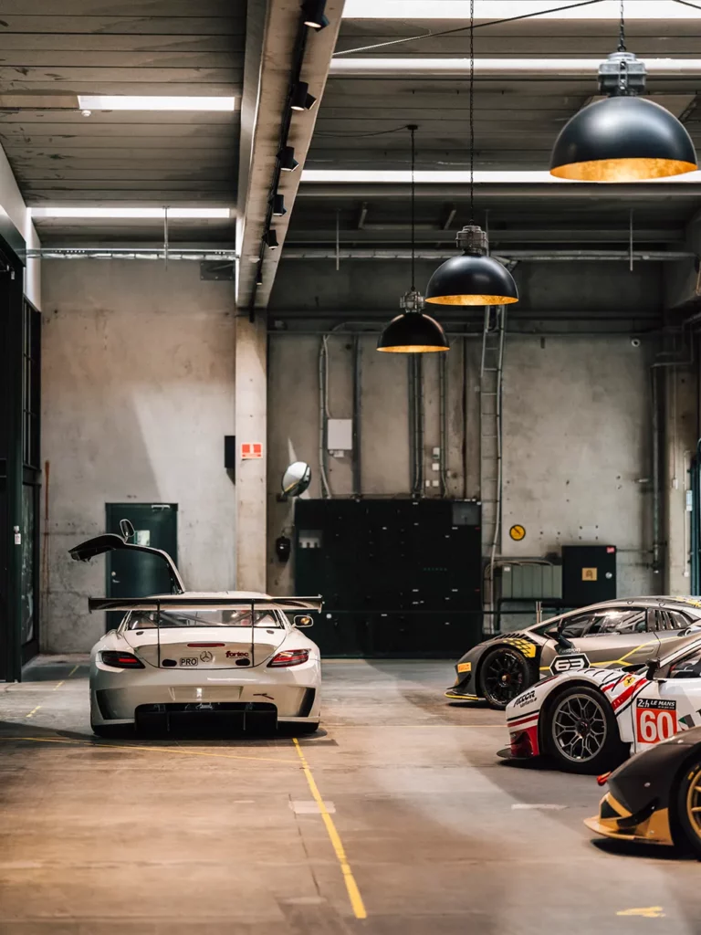 Le Mans superbilar inne hos My Garage, många väntar på reparation
Foto: Tom Parker