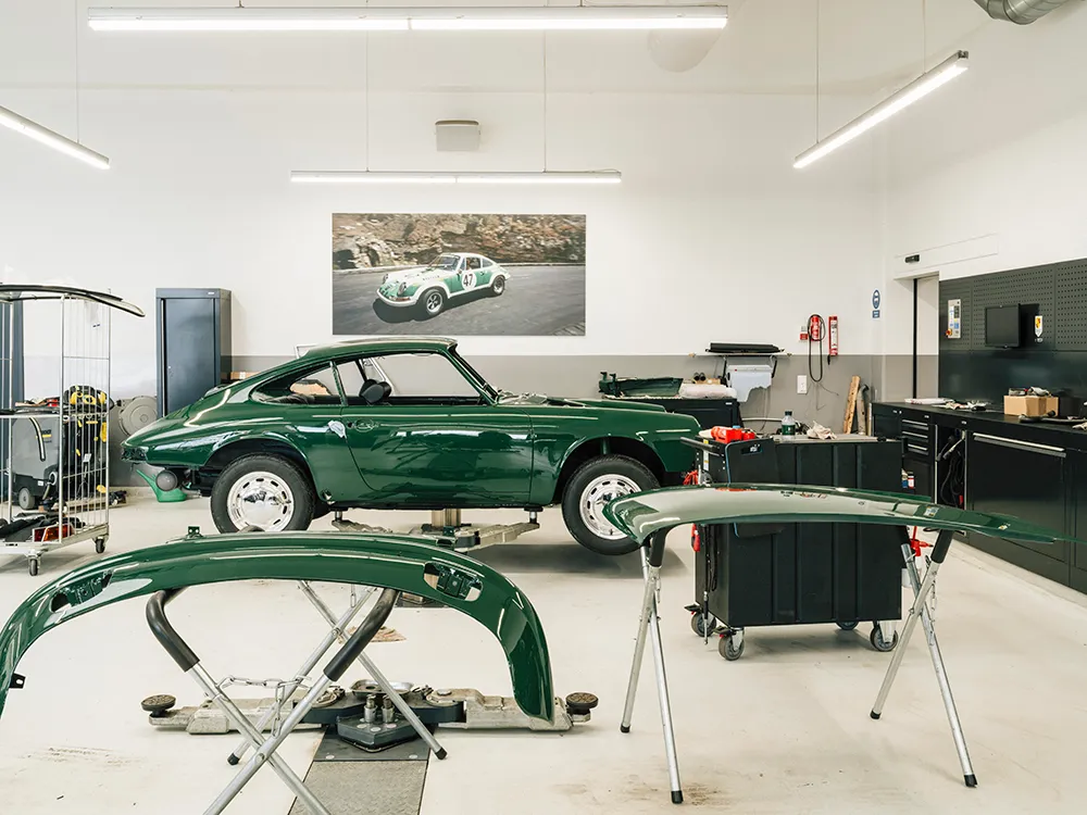 En retro Porsche som byggs om i verkstaden på My Garage.

Foto: Tom Parker