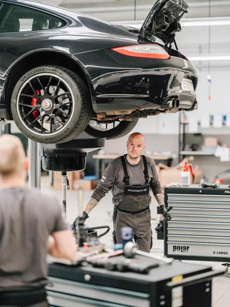 
En mekaniker på Porsche-verkstaden

Foto: Tom Parker