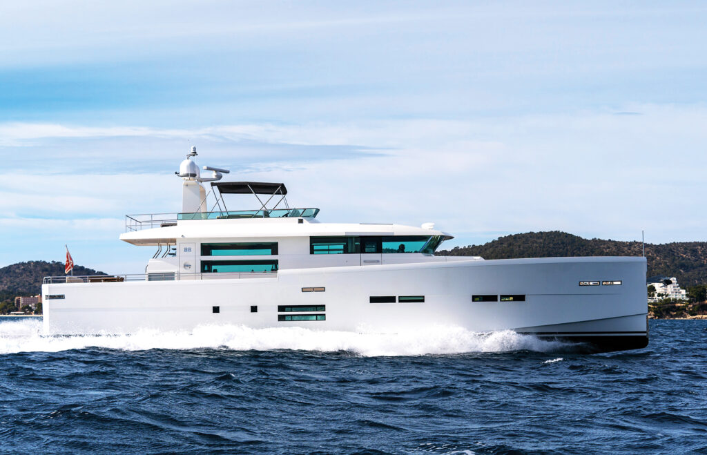 FLAGGSKEPPET Delta 88 Carbon. En 25 meters yacht god för farter uppemot 40 knop.