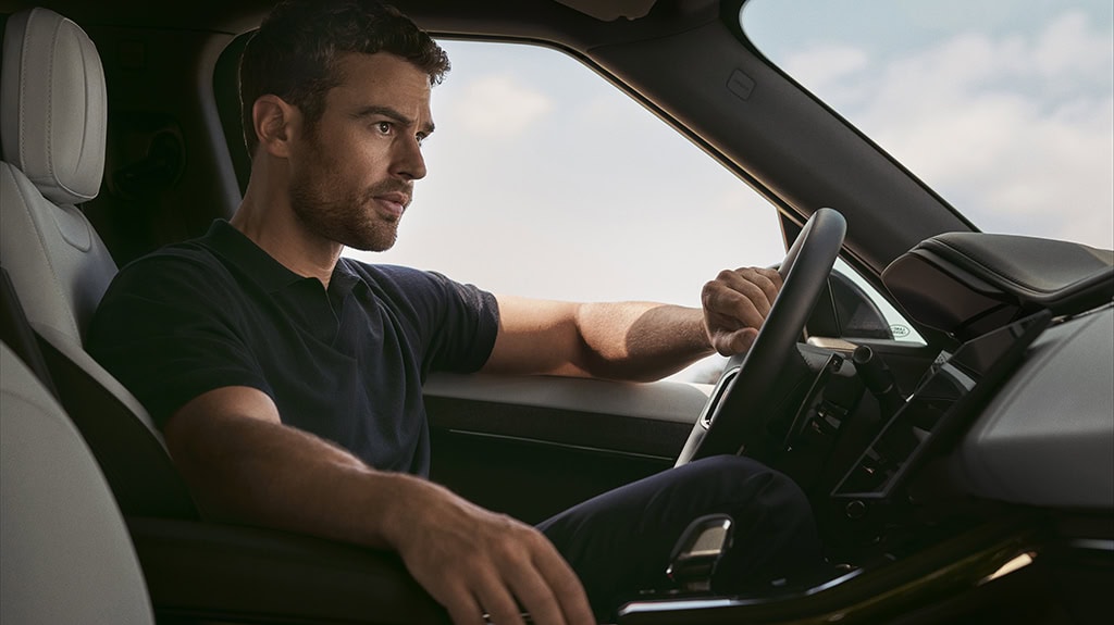 Theo James hyllar Range Rover Sports kraft och stil