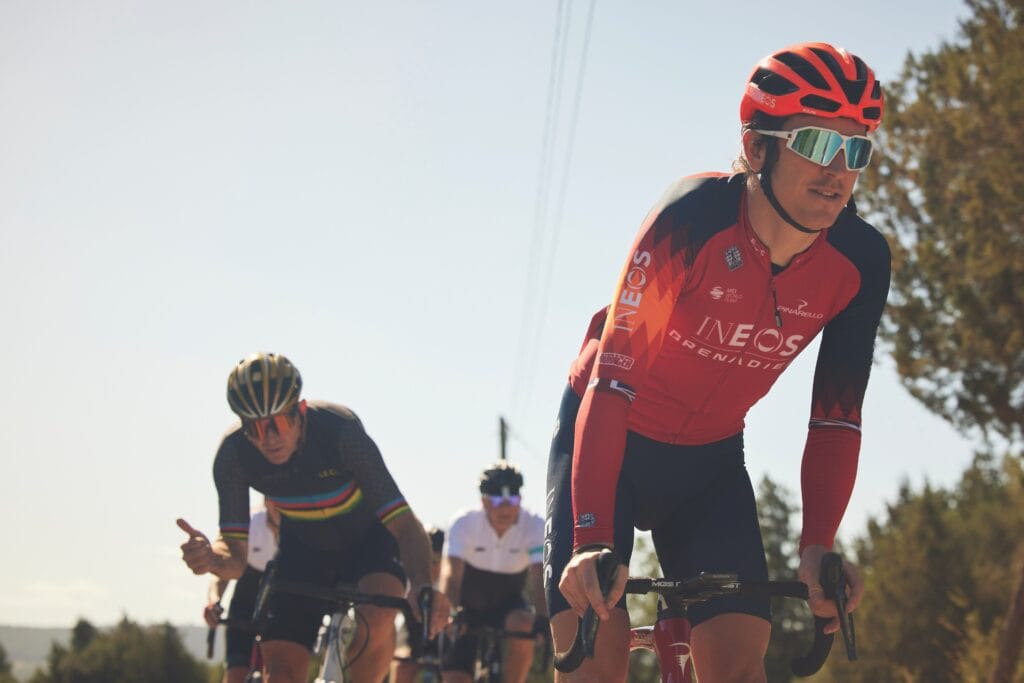 2018 ÅRS Tour de France-mästare Geraint Thomas rycker ifrån det 
pensionerade proffset Johan Museeuw, världsmästare på landsväg 1996.