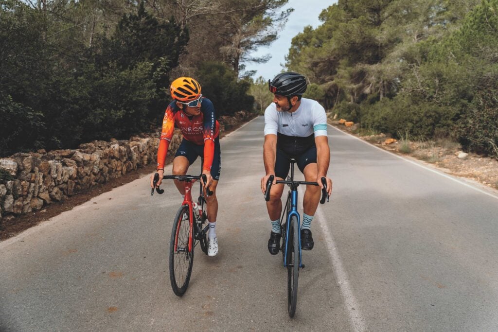 FÖRFATTAREN Ben Oliver (till höger) lyckas hålla jämna steg med den store tävlingscyklisten Geraint Thomas.